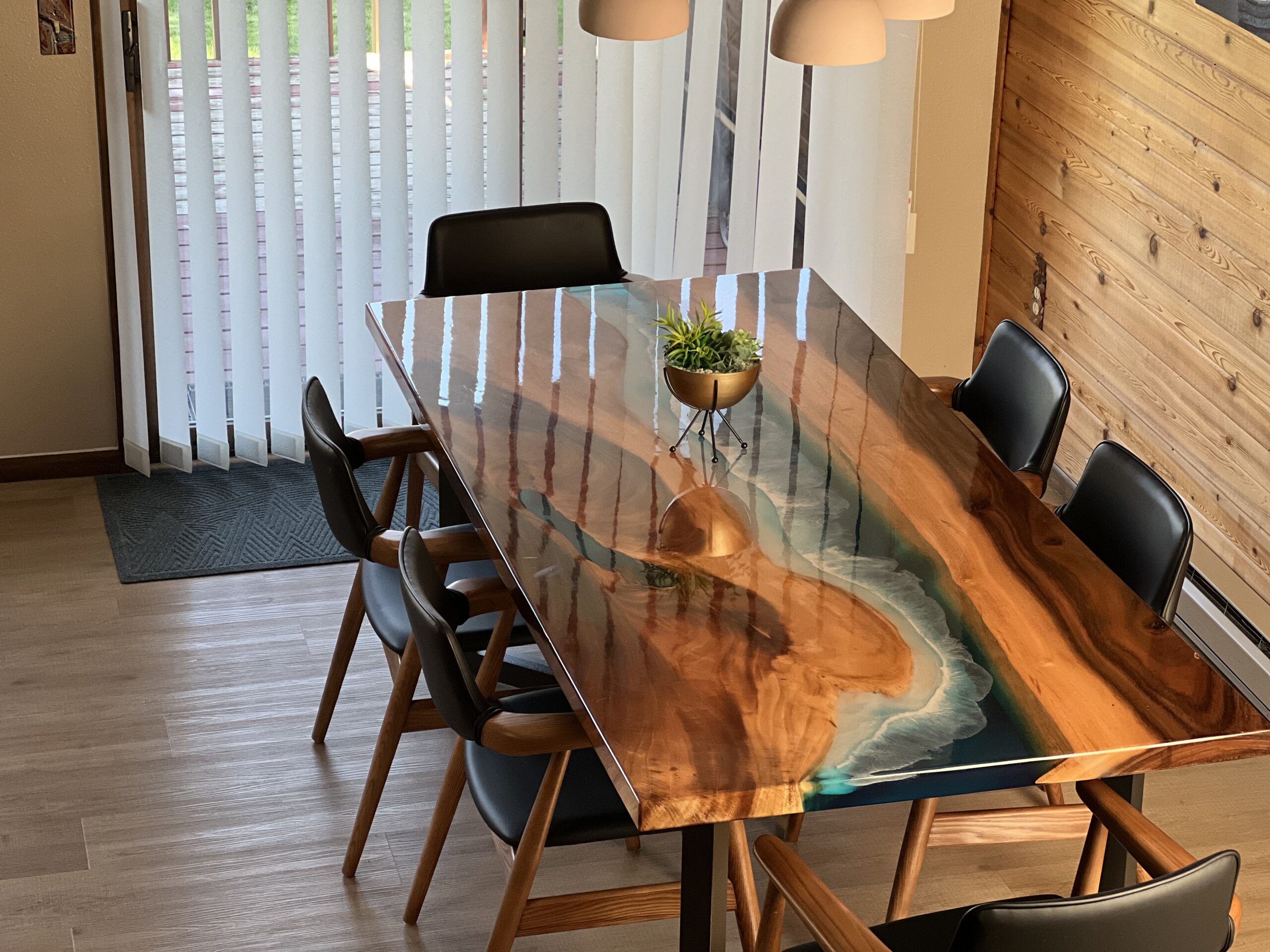 Stunning dining room table at West Glacier Vista. The location is perfect and the mountain range is superb to wake up to. Book at Whitefish Glacier Vacations when you’re ready to pick a great place to stay near West Glacier in Montana