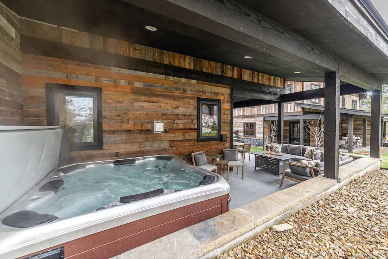 Lynx Run Townhome is located near downtown. This lovely 4 bedroom 3.5 bathroom townhome is ideal for families, wedding parties, reunions and groups. Great Location, near the Lake. Spacious, hot tub, fireplaces. Visit our properties at Whitefish Glacier Vacations